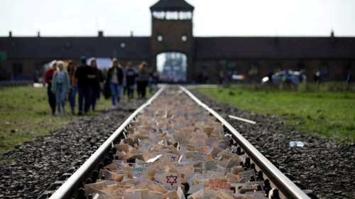 Συμβολική επίσκεψη: Μέρκελ, η πρώτη καγκελάριος που πάει στο Άουσβιτς