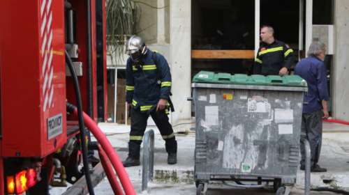 Φωτιά στην Πλάκα - Απεγκλωβίστηκε ένα άτομο