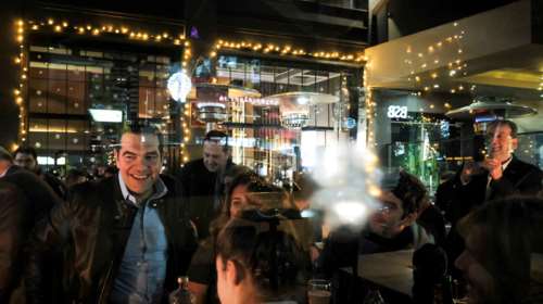 Ο Αλέξης Τσιπρας με δερμάτινο μπουφάν σε μπαρ με νέους