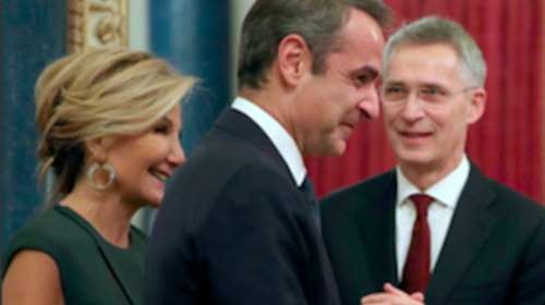 Μαρέβα Μητσοτάκη: Κομψή εμφάνιση στο Μπάκιγχαμ με λαδί και updo