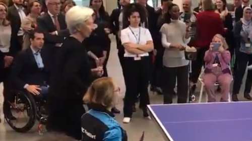 Η Κριστίν Λαγκάρντ παίζει πινγκ πονγκ με ταγιέρ