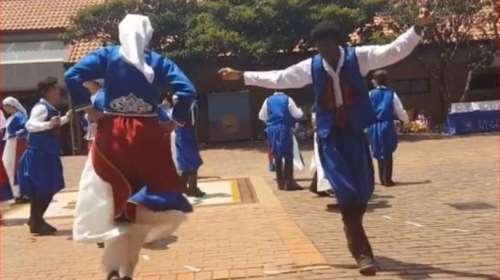 Ν. Αφρική: Μαθητής σε ελληνικό σχολείο από την Ανγκόλα χορεύει Κρητικά