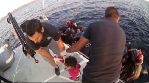 Καρέ καρέ διάσωση προσφύγων στη θάλασσα από το Λιμενικό [βίντεο]