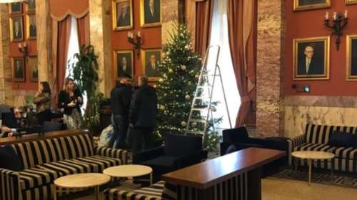 Ο παραδοσιακός χριστουγεννιάτικος στολισμός στο εντευκτήριο της Βουλής