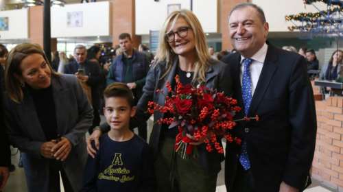 Μαρέβα Μητσοτάκη: Επίσκεψη με δώρα και χαμόγελα στο νοσοκομείο Παπαγεωργίου