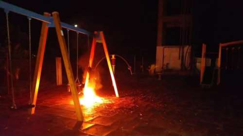 Ηλεία: Εβαλαν φωτιά σε παιδική χαρά στην Μυρσίνη [εικόνες]