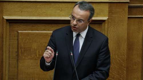 Κόντρα Σταϊκούρα - Τσακαλώτου με «καρφιά» για τη μείωση φόρων