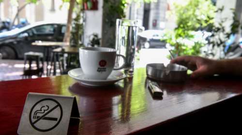 Τρίκαλα: Καφέ έβγαλε κουβέρτες έξω για τους καπνιστές