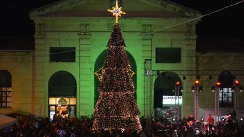 Χανιά: Φωταγωγήθηκε το δέντρο, με 20.000 λαμπάκια