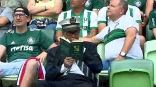 Βραζιλία: Διάβαζε Μαρξ στο γήπεδο και τον έδιωξαν [εικόνες]