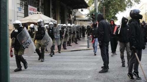 Πορεία στο κέντρο: ΜΑΤ - αναρχικοί σε απόσταση... αναπνοής [εικόνες]