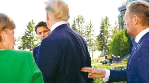 Χαμός με τη φωτό του Τουσκ που &quot;πυροβολεί&quot; τον Τραμπ