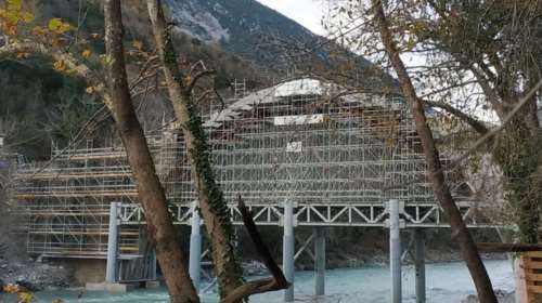 Στήθηκε και πάλι το ιστορικό γεφύρι της Πλάκας μετά την καταστροφή του 2015