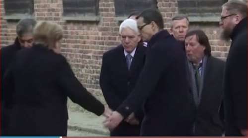 Η Μέρκελ ασταθής ξανά: Κρατήθηκε να μην πέσει