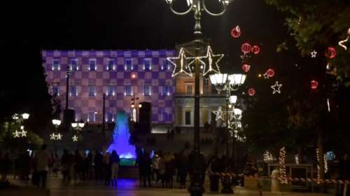 Η Αθήνα και η Βουλή, αλλιώς, φωταγωγημένες έτοιμες για Χριστουγέννα