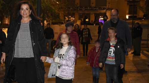 Η Ντόρα Μπακογιάννη με την εγγονή της στη φωταγώγηση του Συντάγματος