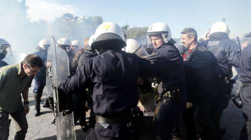 Εισβολή σε ημερίδα του Ιατρικού Συλλόγου -Επεσαν χημικά και ξύλο [εικόνες]