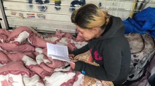 Η φωτογραφία που συγκινεί: Μια άστεγη κοπέλα που διαβάζει στο πεζοδρόμιο