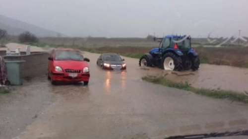 Αγιά Λάρισας: Πλημμύρισαν τα παράλια - Αποκλεισμένοι κάτοικοι