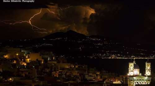 Μαγική φωτογραφία: Η «Διδώ» χτυπάει την Τήνο