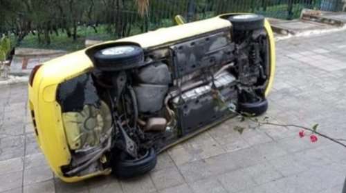 Ταξί τούμπαρε στη μέση του δρόμου στον Υμηττό [εικόνες]