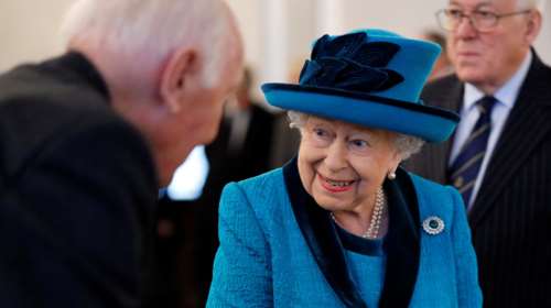 H... τσιγκούνα βασίλισσα: Πόσο αξίζει το δώρο που κάνει στο προσωπικό της