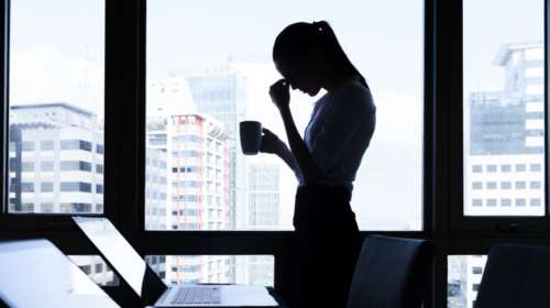 Ερευνα: Οι μισοί Ελληνες εργαζόμενοι αισθάνονται ανεξήγητη εξάντληση