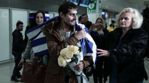Τυλιγμένος με την ελληνική σημαία επέστρεψε ο 20χρονος ναυτικός