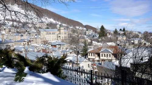 Το πανέμορφο Νυμφαίο στα λευκά περιμένει τους ταξιδιώτες