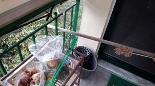 Χίος: 80χρονη πέταξε ληστή από τα 6μ. με σφουγγαρίστρα [εικόνες-βίντεο]