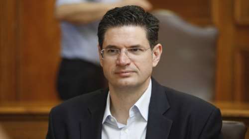 Επική ατάκα βουλευτή του ΣΥΡΙΖΑ: Θέλω να μιλήσω και άλλο γιατί ...γιορτάζω