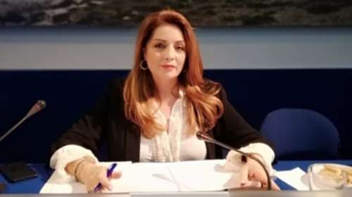 Επανεμφάνιση της Αντζελας Γκερέκου με άψογο στuλ στο Συμβούλιο Τουρισμού