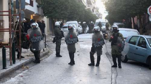 Tριπλή αστυνομική επιχείρηση εκκένωσης καταλήψεων στο Κουκάκι [εικόνες]