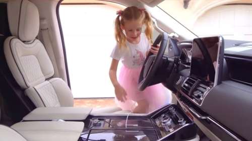 Μια 5χρονη από τις πιο ακριβοπληρωμένες vlogger του YouTube