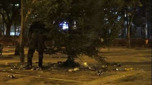 Εβαλαν φωτιά στο χριστουγεννιάτικο δέντρο στα Εξάρχεια