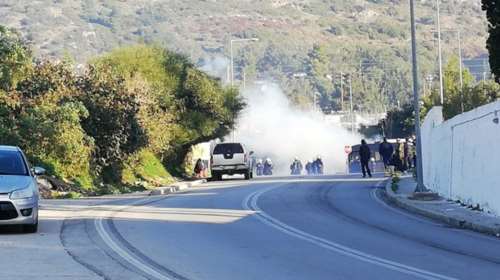 Χημικά και πετροπόλεμος στη Σάμο μεταξύ προσφύγων &amp; Αστυνομίας [βίντεο]
