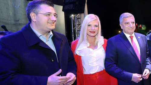 Μαρίνα Πατούλη: Με κόκκινο της φωτιάς στο άναμμα του δέντρου [εικόνες]