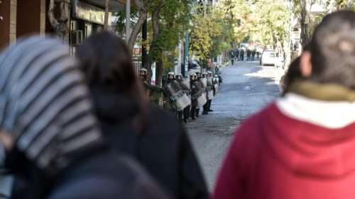 Κουκάκι: Με μώλωπες και εκδορές ο σκηνοθέτης Ινδαρές και οι 2 του γιοί