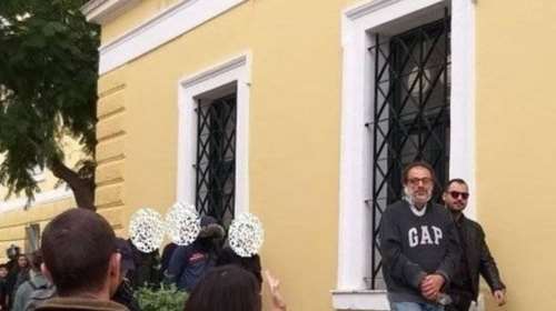 Kαλλιτέχνες υπογράφουν κείμενο συμπαράστασης στον Δημήτρη Ινδαρέ