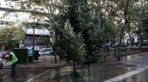 Ξανατοποθέτησαν το Χριστουγεννιάτικο δέντρο στα Εξάρχεια [φωτό]
