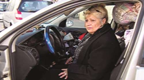 Σοκ: Γυναίκα στο Ηράκλειο ζει στο αυτοκίνητο εδώ και 2 χρόνια [βίντεο]