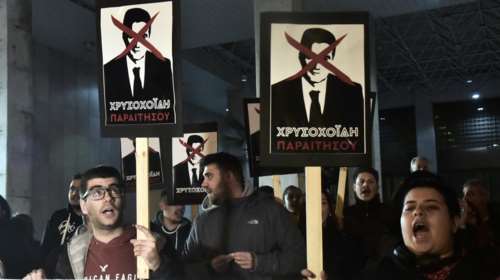 Τα πλακάτ του ΣΥΡΙΖΑ για την παραίτηση Χρυσοχοΐδη