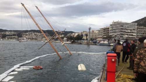 Κακοκαιρία στην Καβάλα: Βούλιαξε ιστιοφόρο μέσα στο λιμάνι