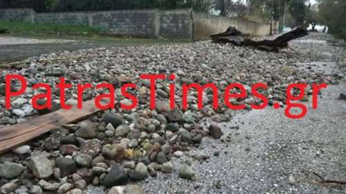 Πάτρα: Η θαλασσοταραχή έβγαλε τόνους πέτρες στην παραλιακή [εικόνες]