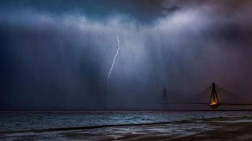Η στιγμή που κεραυνός χτυπά τη γέφυρα Ρίου - Αντιρρίου!