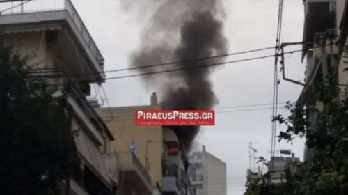 Σε εξέλιξη φωτιά σε πολυκατοικία στο Κερατσίνι