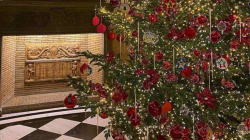 Το εσωτερικό του Μαξίμου στολισμένο για τα Χριστούγεννα