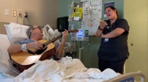Νοσοκόμα και καρκινοπαθής τραγουδούν το «Αγια Νύχτα» [βίντεο]