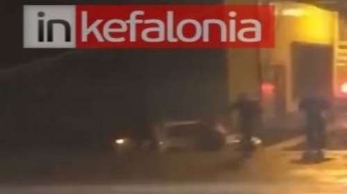 Κεφαλονιά: ΙΧ έπεσε στη θάλασσα από τον καταπέλτη του πλοίου  [βίντεο]