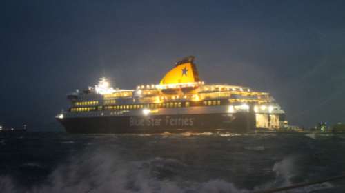 Η μάχη με τα κύματα του Blue Star Delos για να δέσει στη Νάξο - βίντεο